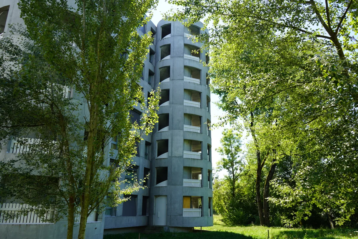 Betongebäude von Herzog & de Meuron, daneben Bäume.